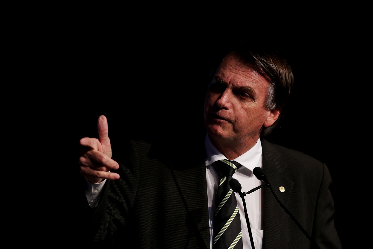 Bolsonaro faz gesto de arma com a mão | Foto: Marcelo Chello/Shutterstock