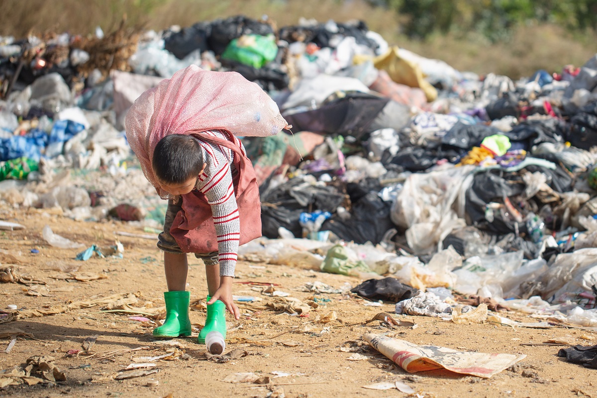 Criança catadora no lixão | Tinnakorn jorruang/Shutterstock