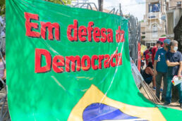 Em defesa da democracia estampado na bandeira do Brasil | Foto: ThalesAntonio/Shutterstock