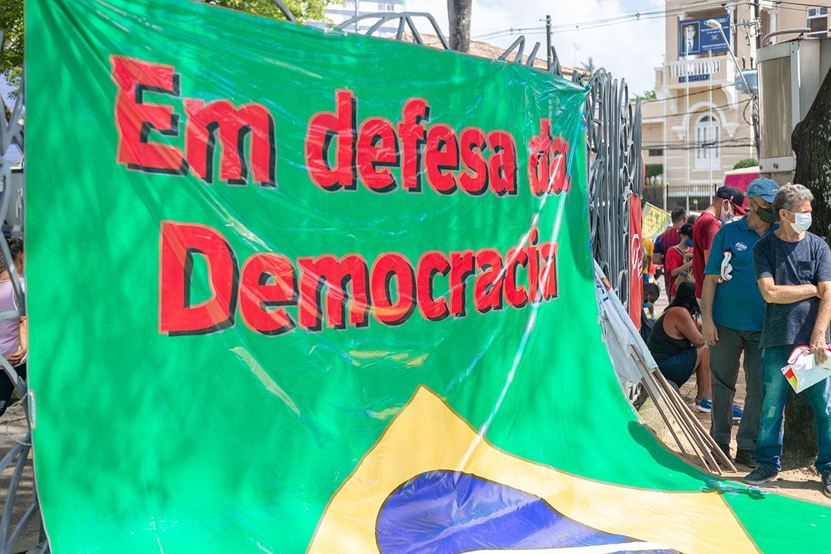 Em defesa da democracia estampado na bandeira do Brasil | Foto: ThalesAntonio/Shutterstock