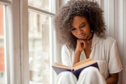 Moça lendo livro | Foto: Andrii Kobryn/Shutterstock