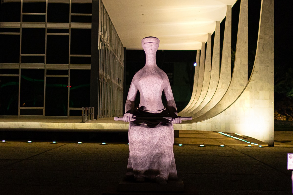 Supremo Tribunal Federal à noite DF | Imagem: rafastockbr/Shutterstock