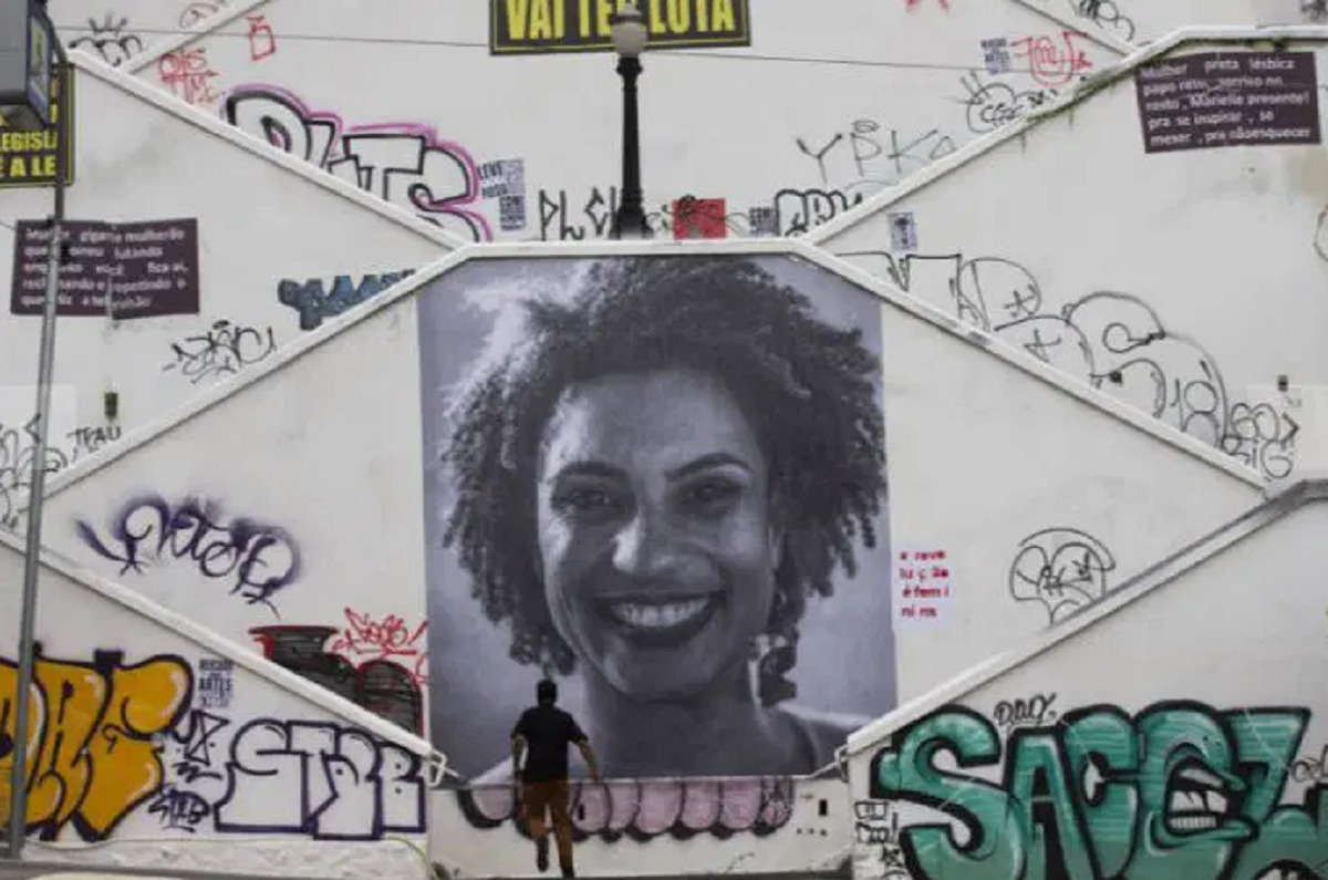 Escadaria da rua Cristiano Viana zona oeste de São Paulo, amanheceu com lambe-lambe em homenagem à vereadora Marielle Franco, morta a tiros no Rio (Foto: Danilo Verpa/Folhapress)