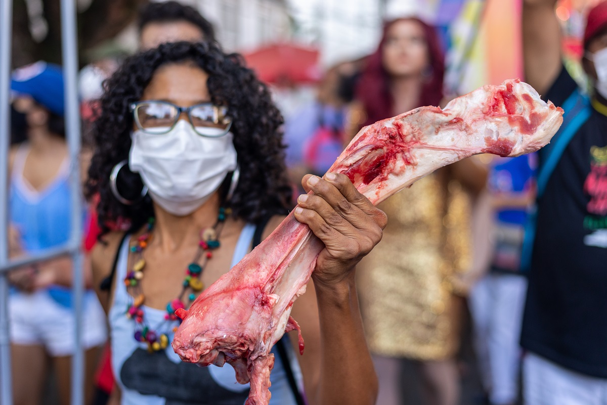 Sem dinheiro para comprar carnes, brasileiros aproveitam restos de açougues | Foto:  Thales Antonio/Shutterstock