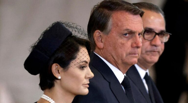 Bolsonaro visita caixão da rainha ao lado de Michelle e Silas Malafaia | Foto: Chip Somodevilla/AP Photo/picture alliance