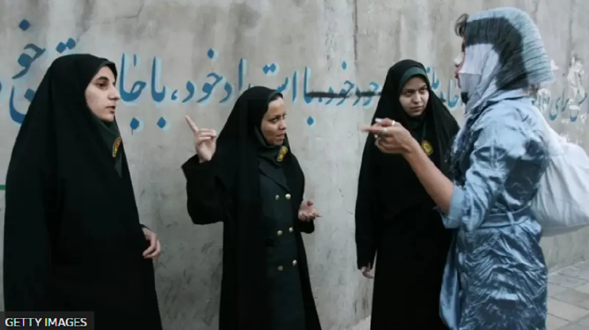 As patrulhas da polícia de moralidade têm a tarefa de garantir que as mulheres estejam usando o hijab corretamente