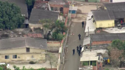 Homens armados circulam em área de disputa entre tráfico e milícia na Zona Oeste do Rio — Foto: Reprodução/Globocop