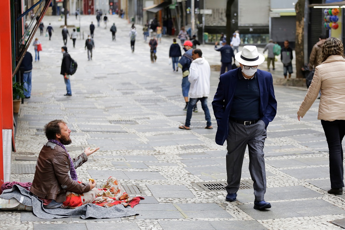 O número de pedintes e moradores de rua cresceram bruscamente no Brasil | Foto:  Nelson Antoine/Shutterstock