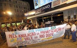 População foi às ruas para protestar contra a privatização da companhia Vale do Rio Doce, vendida 