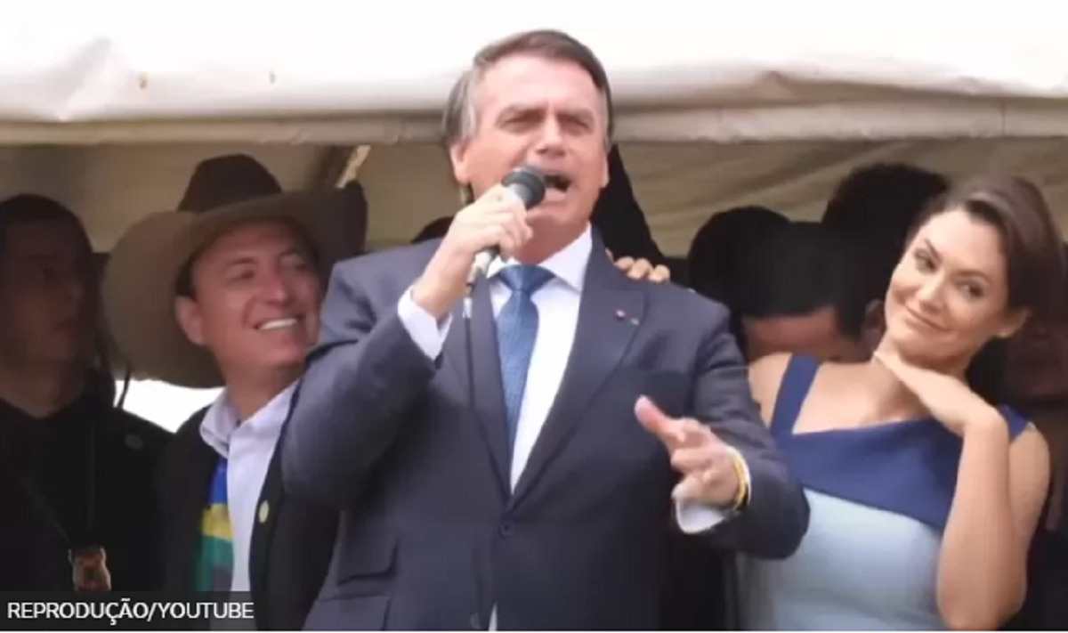 Em discurso na Esplanada dos Ministérios, em Brasília, o presidente Jair Bolsonaro tentou puxar coro de 'imbrochável' para si mesmo