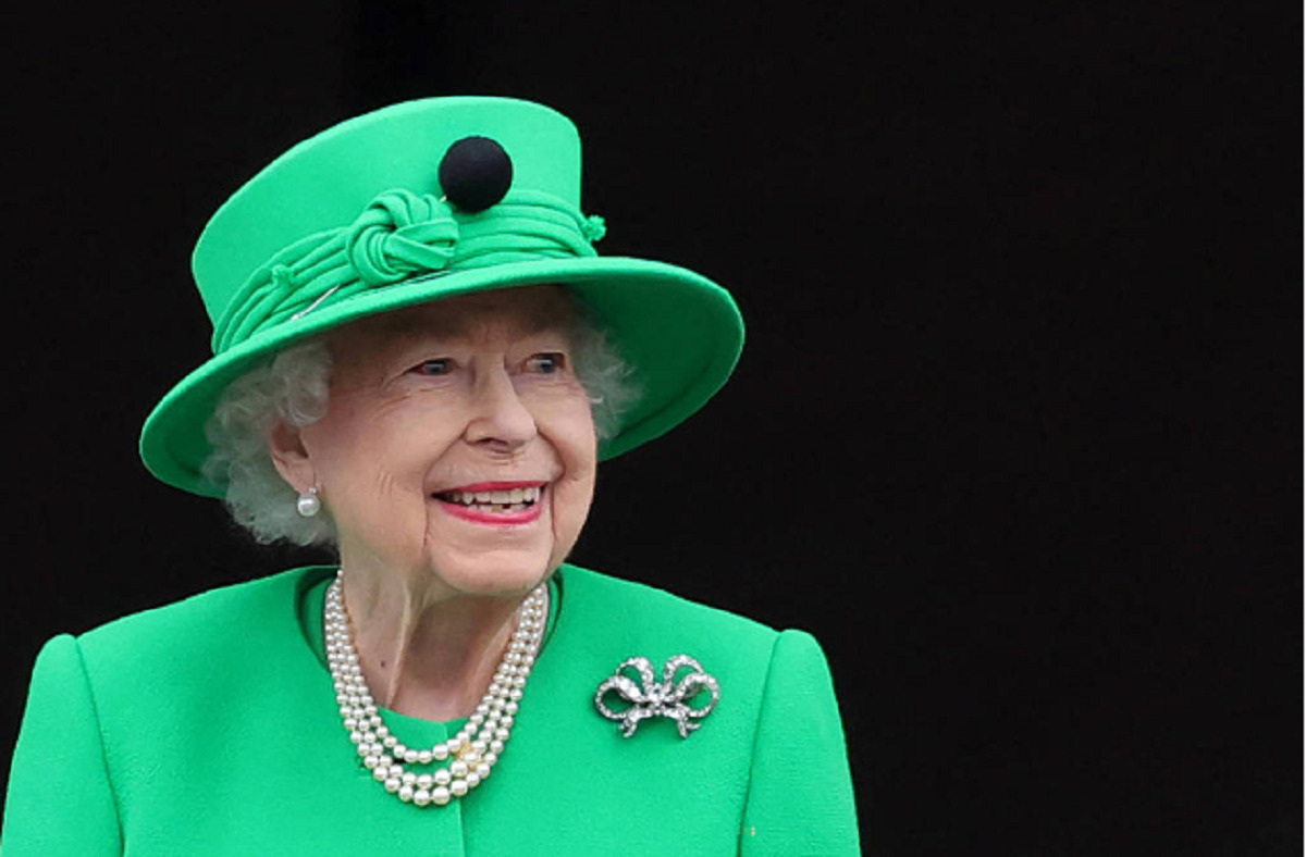 A rainha Elizabeth 2ª sorri no Palácio de Buckingham em evento de seu Jubileu de Platina - Chris Jackson - 5.jun.22/Pool/AFP