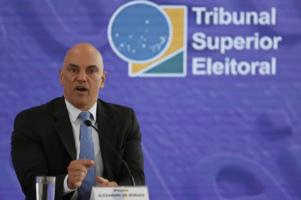 BRASILIA, 02/10/2022 (Xinhua) -- O presidente do TSE, Alexandre de Moraes, dá coletiva de imprena após a divulgação do resultado do primeiro turno das eleições 2022 (Foto: Xinhua/Lucio Tavora)