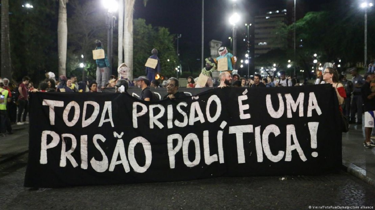 Movimentos sociais protestam contra o massacre. Foto: Vieira/FotoRua/Zuma/picture alliance
