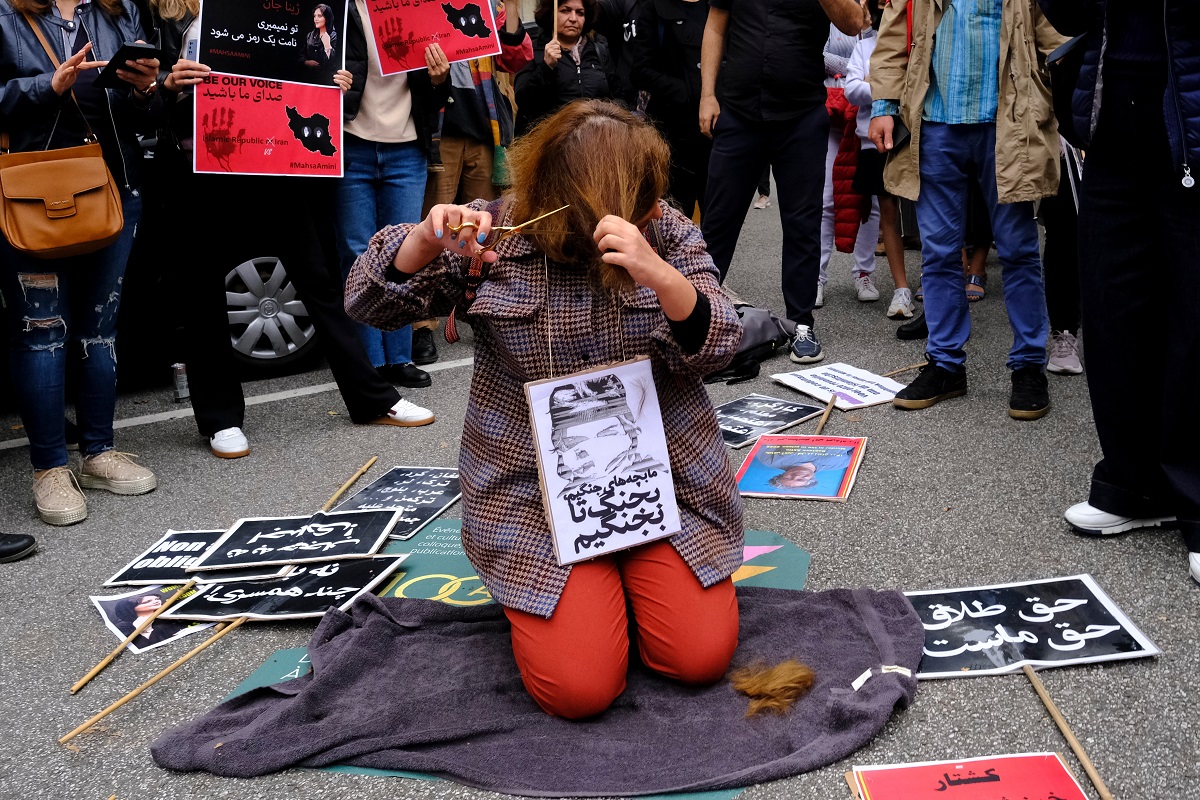 Cortar cabelo virou forma de protesto no Iran | Foto: Alexandros Michailidis/Shutterstock