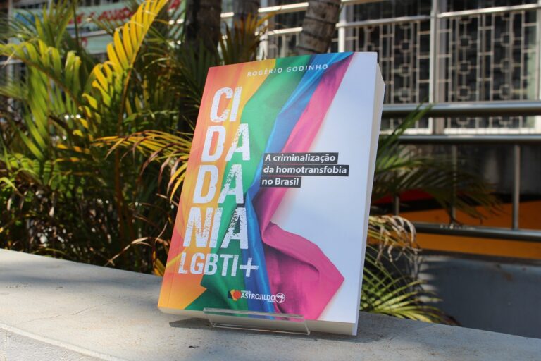Livro Cidadania LGBTI+ A criminalização da homotransfobia no Brasil é escrito pelo jornalista Rogério Godinho | Foto: FAP