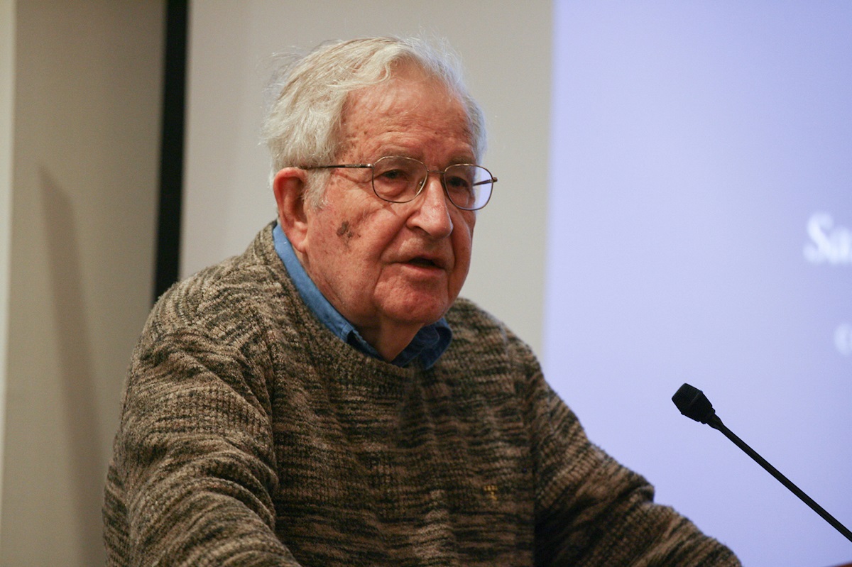Noam Chomsky falando em microfone aberto | Foto: orhan akkurt/shutterstock