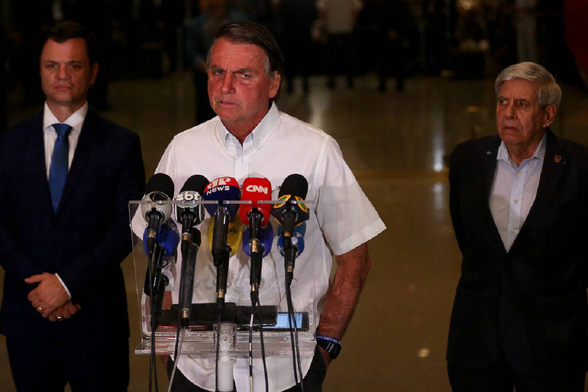 Presidente Jair Bolsonaro durante entrevista no Palácio da Alvorada, ao lado dos ministros Anderson Torres e Augusto Heleno - Pedro Ladeira/Folhapress