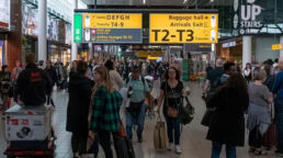 Alívio das medidas preventivas — como o uso de máscaras em aeroportos — facilitou a transmissão do vírus, avaliam pesquisadores