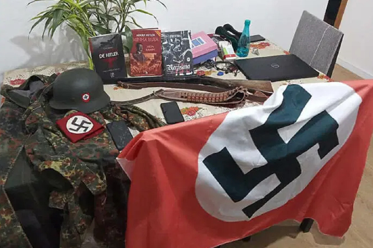 Armas, uniformes e bandeiras nazistas foram apreendidos com os suspeitos - Polícia Civil de Santa Catarina