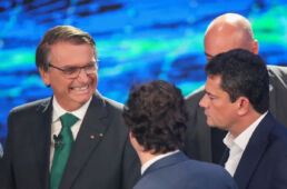 O presidente e candidato à reeleição, Jair Bolsonaro (PL), foi a debate em televisão acompanhado do ex-ministro da Justiça e senador eleito, Sergio Moro (União Brasil) — Foto: Mariana Greif/Reuters