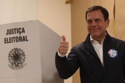 O ex-governador João Dória, durante votação em zona eleitoral na cidade de São Paulo (SP), neste domingo (2) — Foto: Renato S. Cerqueira/Futura Press/Estadão Conteúdo