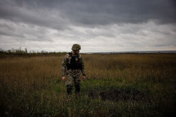 Um militar ucraniano ao lado de uma cratera de morteiro em um campo na região de Donetsk, no leste da Ucrânia, em 24 de outubro de 2022. - Dimitar Dilkoff / AFP