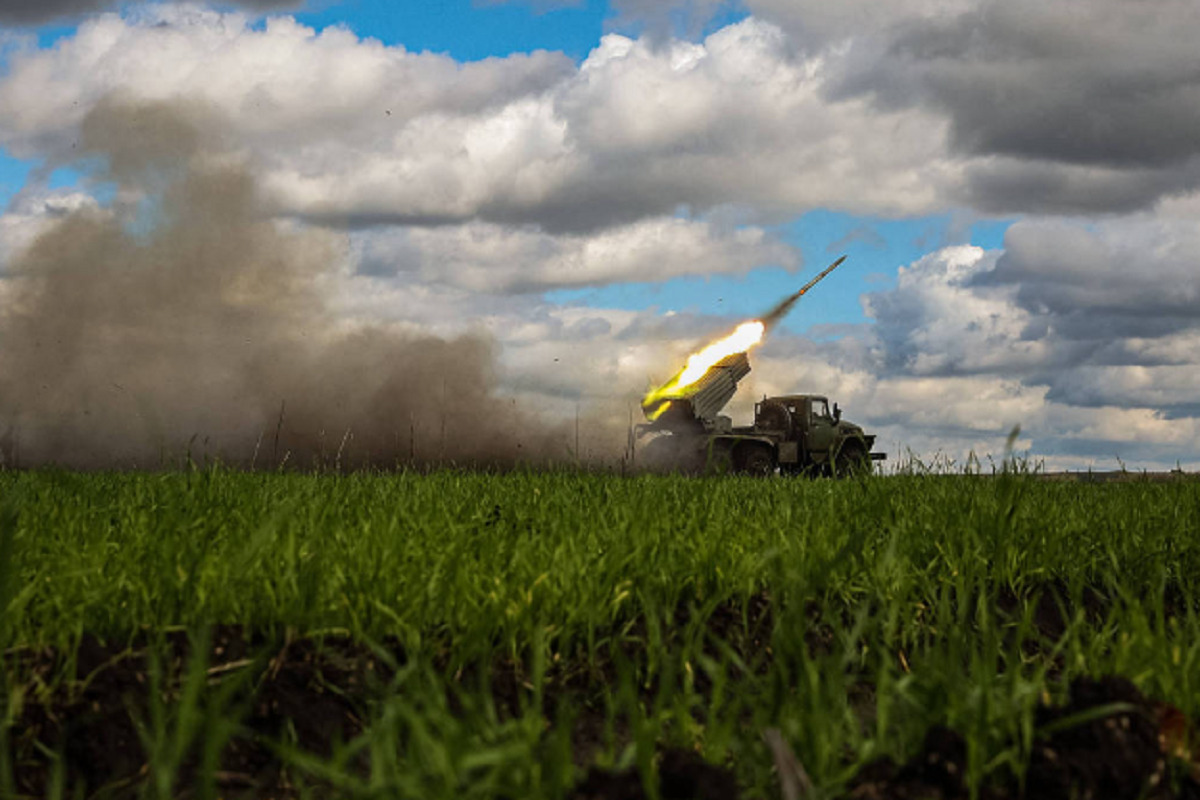 Um lançador de foguetes Grad ucraniano dispara contra posições russas em Donetsk - Anatolii Stepanov/AFP