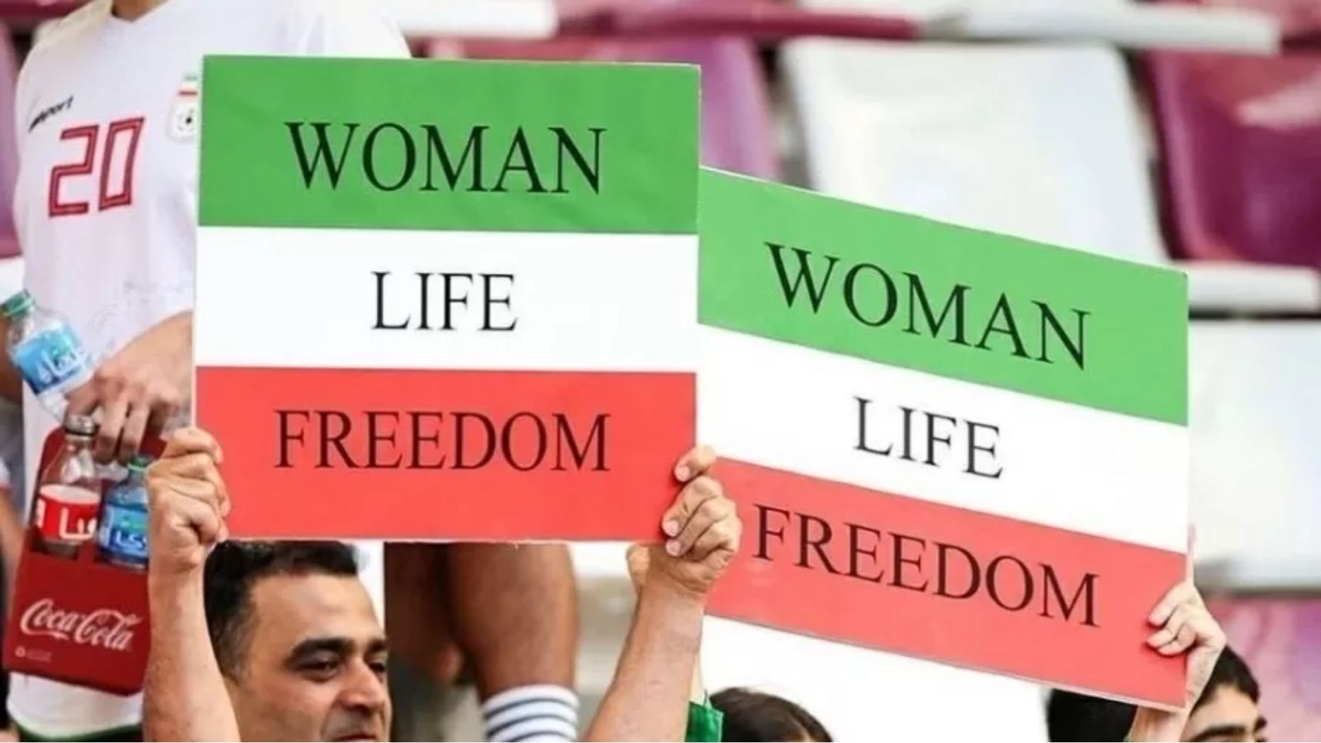 Torcedores fazem protesto contra o governo iraniano, que tem fortes represálias contra mulheres | Foto: Reprodução/UOL