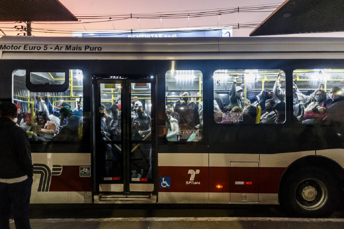 Ônibus na estrada do M'boi Mirim, na zona sul de São Paulo - Rubens Cavallari - 24.jun.22/Folhapress
