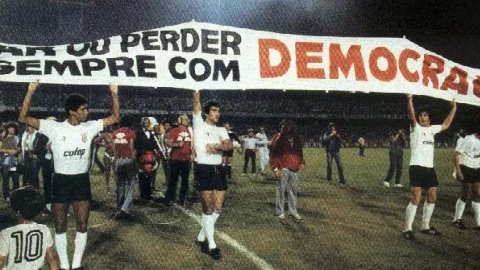 A Democracia Corinthiana foi um movimento ocorrido no futebol brasileiro, especificamente no time paulistano Corinthians, na década de 1980 | Foto: Reprodução/Facebook