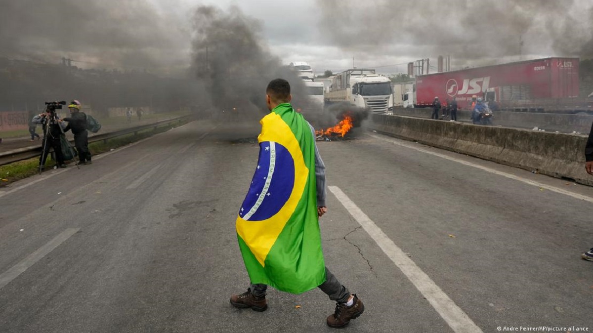 Protesto em Embu das Artes, na Grande São Paulo. Foro: reprodução DW Brasil | Andre Penner/AP/picture alliance