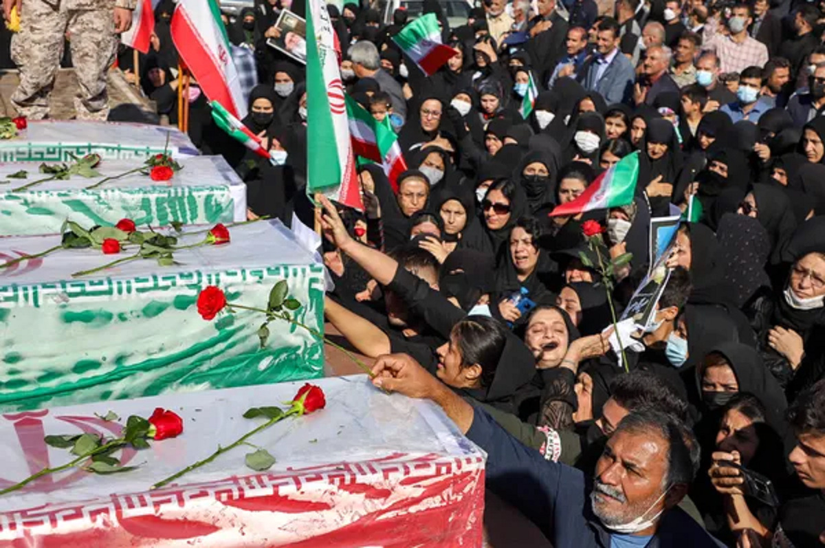 Manifestantes protestam durante funeral de três iranianos mortos baleados durante manifestação | Foto: Alireza Mohammadi/ AFP