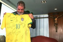 Lula disse que vai usar a camisa da Seleção, não nessa, com o número 10, mas a 13 | Foto: reprodução/ Brasil de Fato
