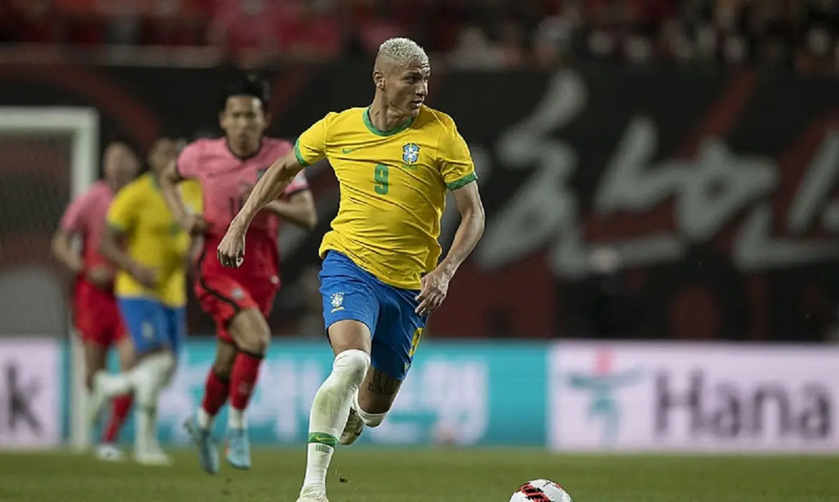 Richarlison é um dos raros casos de jogadores brasileiros convocados para a Copa do Mundo que manifestaram posições progressistas | Foto: reprodução/Brasil de Fato