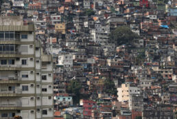Favela da Rocinha, no Rio de Janeiro é comunidade com maior potencial de compra do país, segundo outdoor social | Foto: Sergio Moraes/Reuters