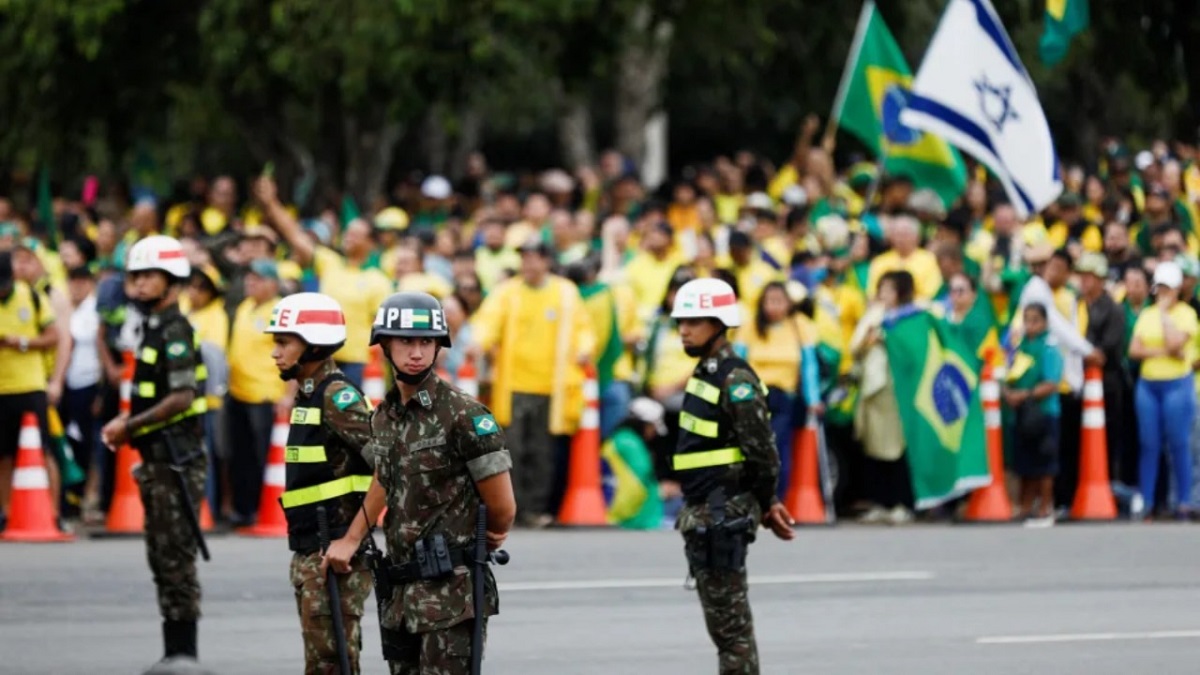 Manifestantes golpistas montaram acampamentos em frente a vários quartéis do Exército desde que Bolsonaro perdeu as eleições | Foto: Diego Vara/Reuters