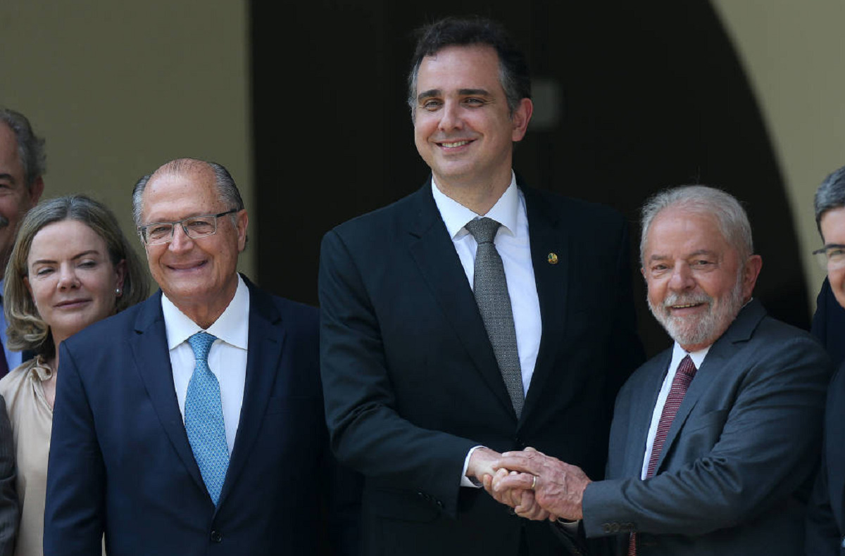 O presidente eleito, Luiz Inácio Lula da Silva, e seu vice eleito, Geraldo Alckmin, com o presidente do Senado, Rodrigo Pacheco | Foto: Pedro Ladeira/Folhapress