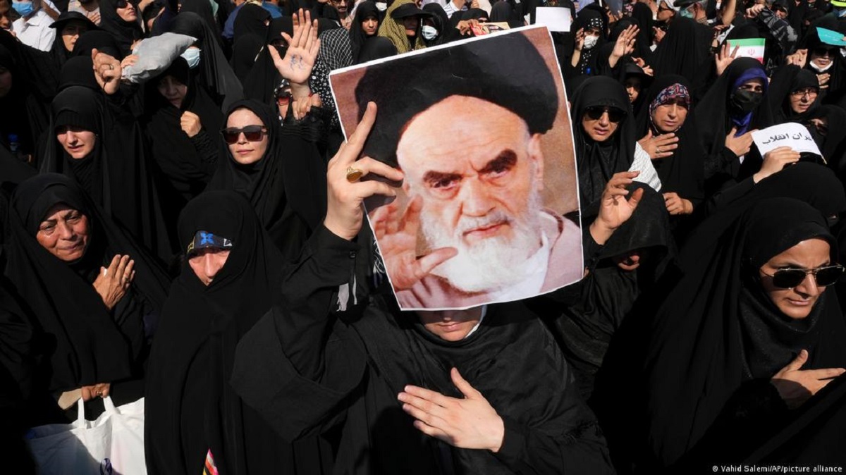 Conservadores que apoiam a República Islâmica também cumprem papel no monitoramento do comportamento do públicoFoto: Vahid Salemi/AP/picture alliance