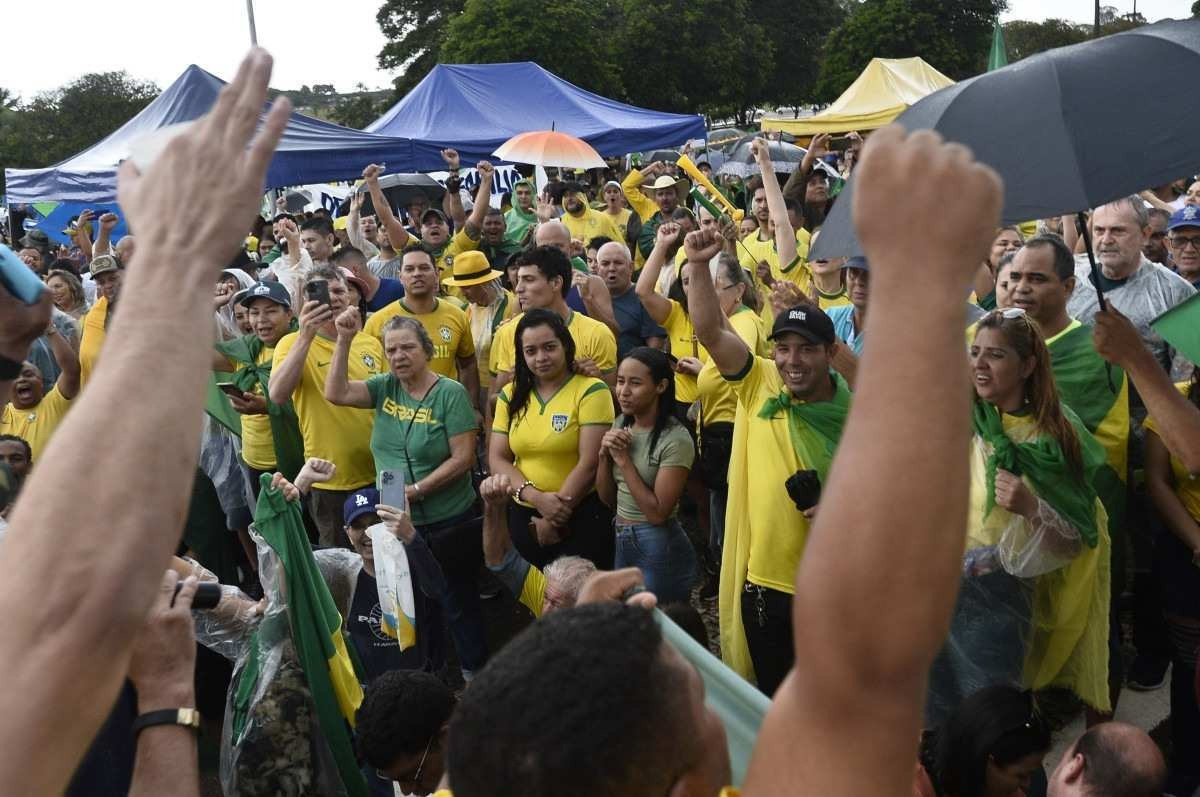Bolsonaristas rezam de mãos dadas em manifestação no QG do exército |  Foto: Agência Brasil