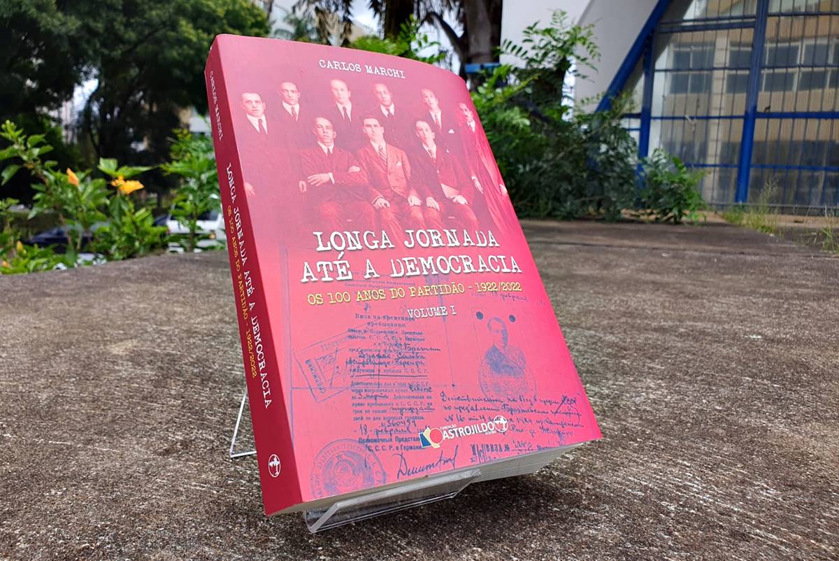 Livro Longa Jornada até a Democracia, de Carlos Marchi | Foto: Cleomar Almeida/FAP