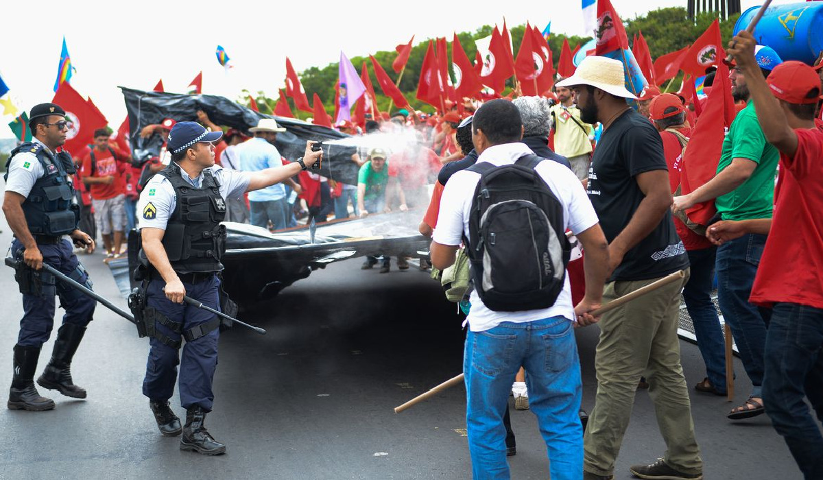 Manifestantes do MST entram em confronto com PM na Praça dos Três Poderes | Foto: Agência Brasil