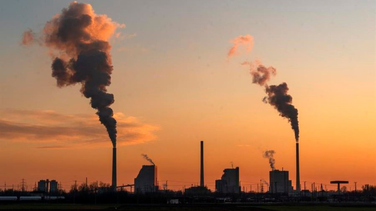 O acordo finalizado retirou o foco dado ao uso do carvão. Usina de energia a carvão, em Mannheim, Alemanha| Foto: EFE/EPA/RONALD WITTEK
