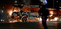 Manifestantes bolsonaristas atearam fogo em um ônibus no centro de Brasília | Foto: Ueslei Marcelino/Reuters