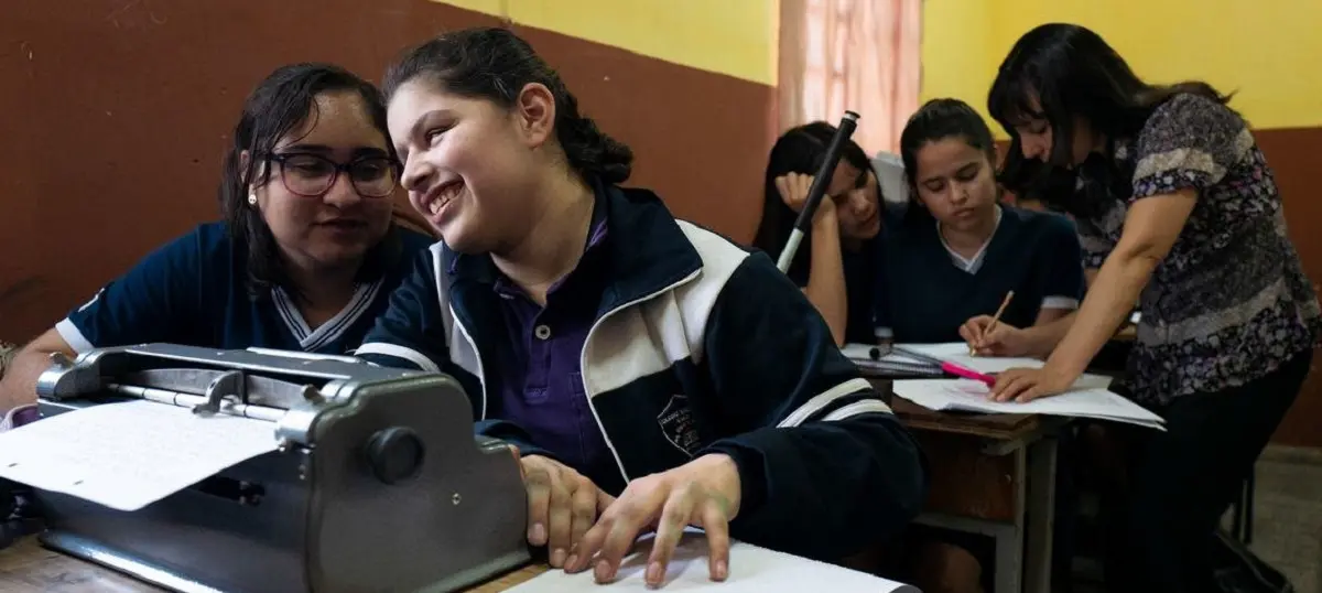 © UNICEF/Brian Sokol Alina em sala de aula no Paraguai, aprendendo a ler e escrever em braile