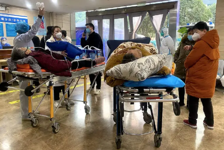 Pacientes com Covid-19 em macas na ala de emergência do Primeiro Hospital Afiliado da Universidade de Medicina de Chongqing, no centro da China | Foto: Noel Celis / AFP