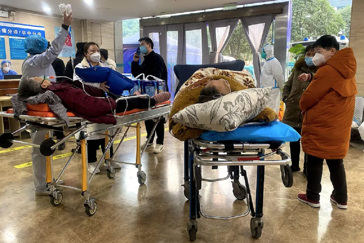 Pacientes com Covid-19 em macas na ala de emergência do Primeiro Hospital Afiliado da Universidade de Medicina de Chongqing, no centro da China | Foto: Noel Celis / AFP