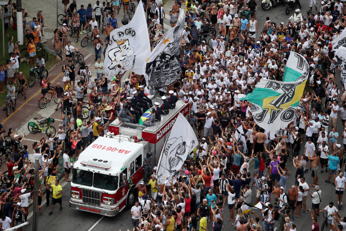 As pessoas formaram longas filas do lado de fora do estádio de Santos | Foto: Reuters