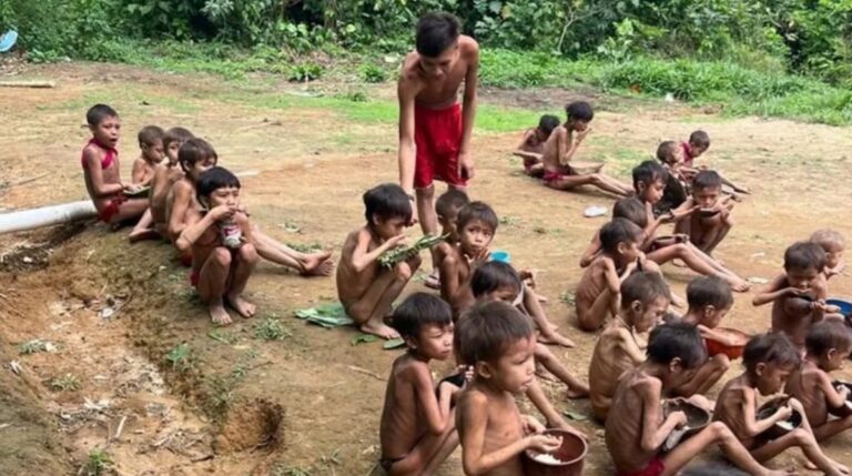 Quase 100 crianças do povo Yanomami, entre um e quatro anos, morreram devido ao avanço do garimpo ilegal na região em 2022 | Foto: Reprodução/Instagram/urihiyanomami