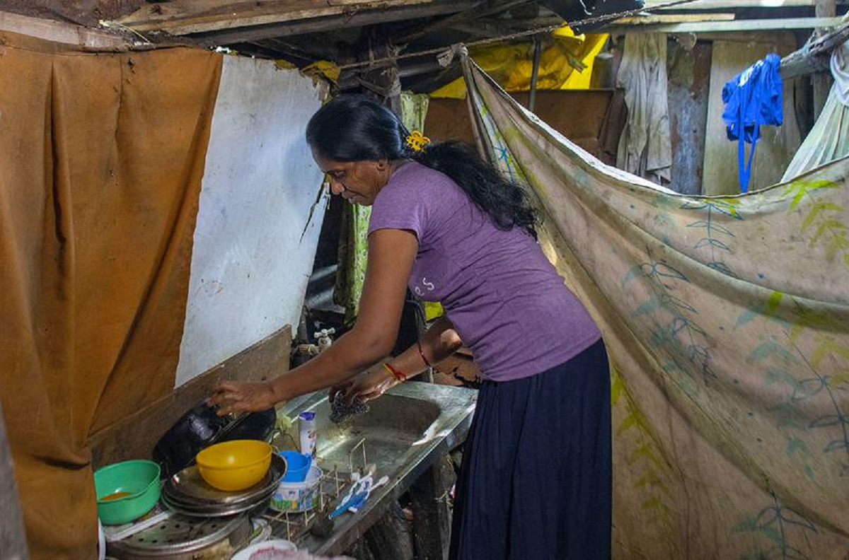 © PMA/Josh Estey Minabige, 49, mora com o marido e a filha em uma pequena cabana de um cômodo no Sri Lanka, onde comem, cozinham, rezam, estudam e dormem, a poucos centímetros de um esgoto a céu aberto