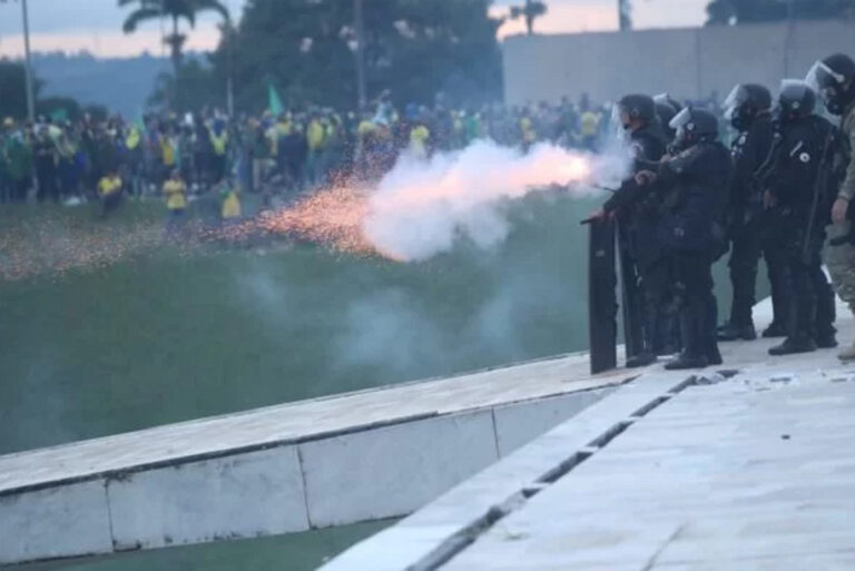 Policiais reprimem terroristas que invadiram o Congresso Nacional | Foto: reprodução/Metrópoles